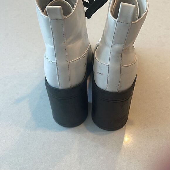 Forever 21 women’s boots size 7, white wedge black ties fun for everyone. - Picture 6 of 8